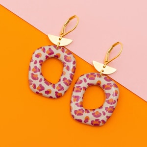 Puede incluir: Una taza de cerámica blanca con un asa negra y el texto "But First, Coffee" en negro, con una fuente de estilo manuscrito. La taza está sobre una superficie blanca.