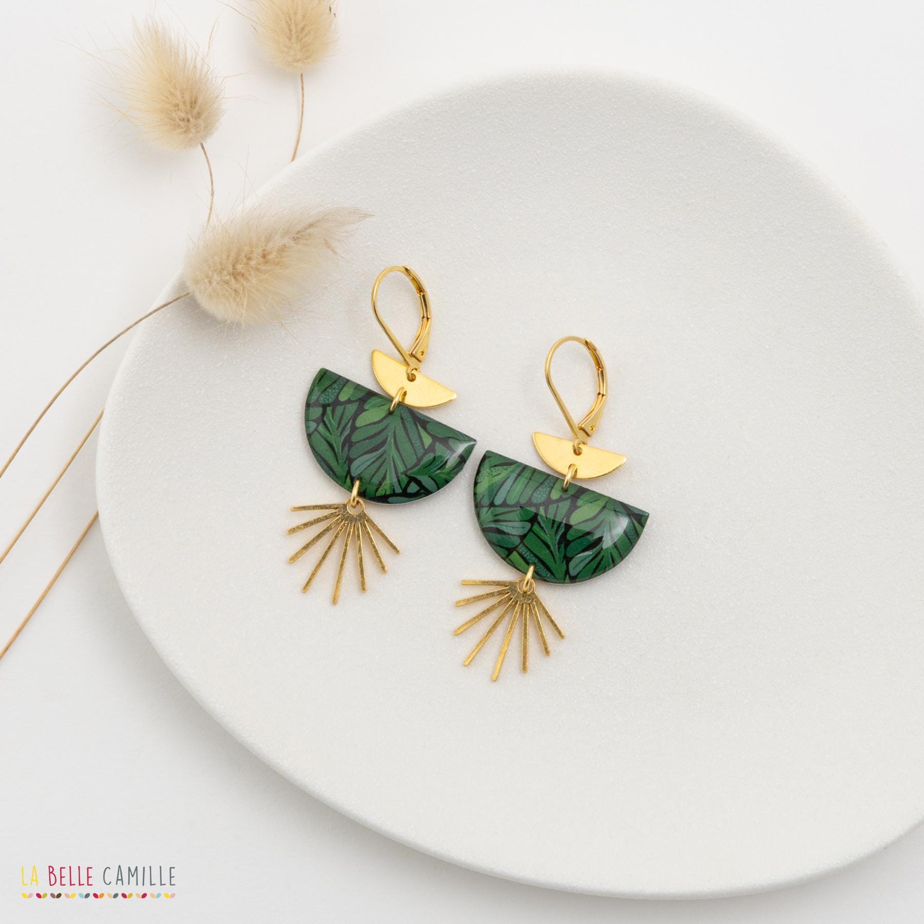 イヤリング、樹脂、スリーパー「グリーンリーフ」モチーフ ゴールド