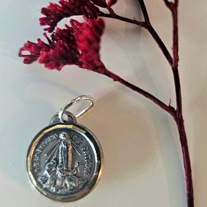 Medalla de Nuestra Señora de Fátima con tierra, Medalla de la Aparición de Nuestra Señora de Fátima a los Tres Pastorcitos, Dije de la Señora de Fátima
