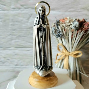 Estatua de Nuestra Señora de Fátima, figura religiosa de Nuestra Señora, Nossa Senhora de Fátima, hecha a mano en zamak y base de madera de olivo, 12 cm 4,73 pulgadas