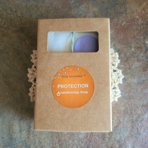 Sabonete de aromaterapia PROTECTION Sabonete vegano de proteção Sabonete artesanal caixa de papelão reciclado jogo americano de algodão e mineral Holy Incenses™