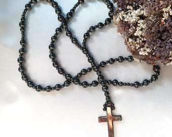 Rosario católico, rosario de oración, cuentas de hematita y crucifijo, hecho a mano por Lia de Matos®