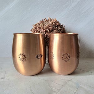 Handgjorda kopparkoppar i par: Ayurvediskt yogaset, 7 chakra - 350 ml / 11,83 fl oz per kopp