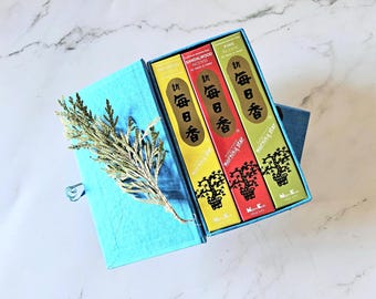 Confezione regalo di incenso giapponese, sandalo, pino e patchouli, 3 confezioni da 50 bastoncini e 3 porta incenso in porcellana dipinta, 60 g, Morning Star