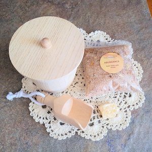 Abundance Bath Salt Aromatherapy | Mineral Bath Soak | Gift Set with Himalayan Salt Herbs Wooden Salt Cellar Scoop Cotton Placemat Mineral