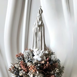 Estatua de Nuestra Señora de Fátima, imagen de Nuestra Señora de Fátima de la Aparición, Nossa Senhora de Fátima, marfinita, imán en la base, 11 cm 4,33 pulgadas