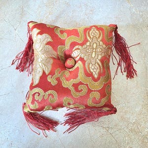 チベットシンギングボウル用蓮座クッション、装飾タッセル付きシルクブロケード、赤と金