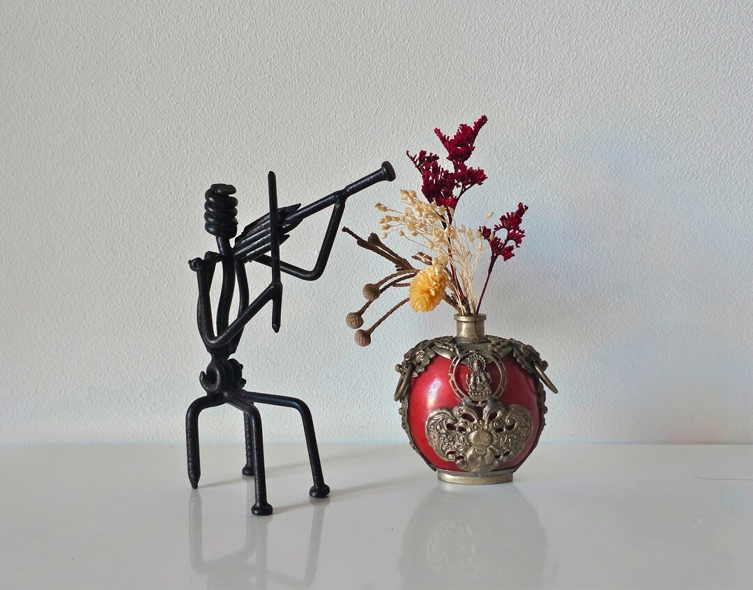 VIOLINIST Vintage Handcrafted Iron Nails Figurine, Black Minimalist