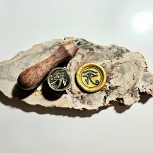 Cachet de cire Oeil d&#39;Horus, en laiton avec manche en bois, Cachet de sceau Oeil d&#39;Horus, diamètre 2,5 cm