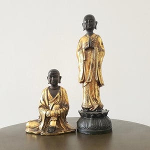 Statuetki BUDDY (para) - żywica, ręcznie malowane, wykończenie antyczne, złoto - vintage (lata 2000.)