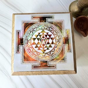 Shri Yantra mini altar table, wood altar table, hindu altar table, puja altar table, prayer altar table, mini altar display, 11.5cm - 4.53in