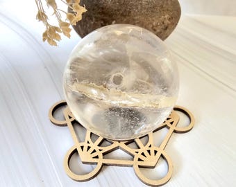 水晶玉 透明 木製スタンド付き 木製スタンド付き大型透明水晶玉 - 占い＆室内装飾（110mm以上