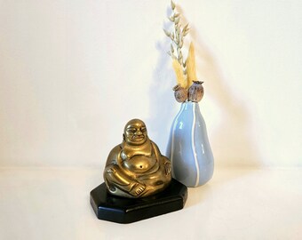 アンティークの珍しい笑い仏、幸せ仏、八角形の古い木製の台座を備えた