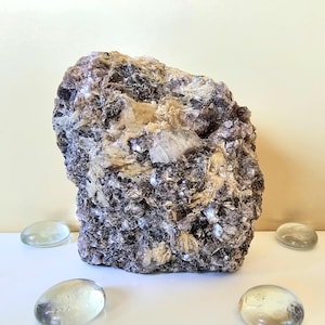 Aglomerado de lepidolita, aglomerado de mica de lepidolita, lepidolita bruta, lepidolita roxa, lepidolita natural, XL 366g 12,91oz, altura 8 cm 3,15 pol.