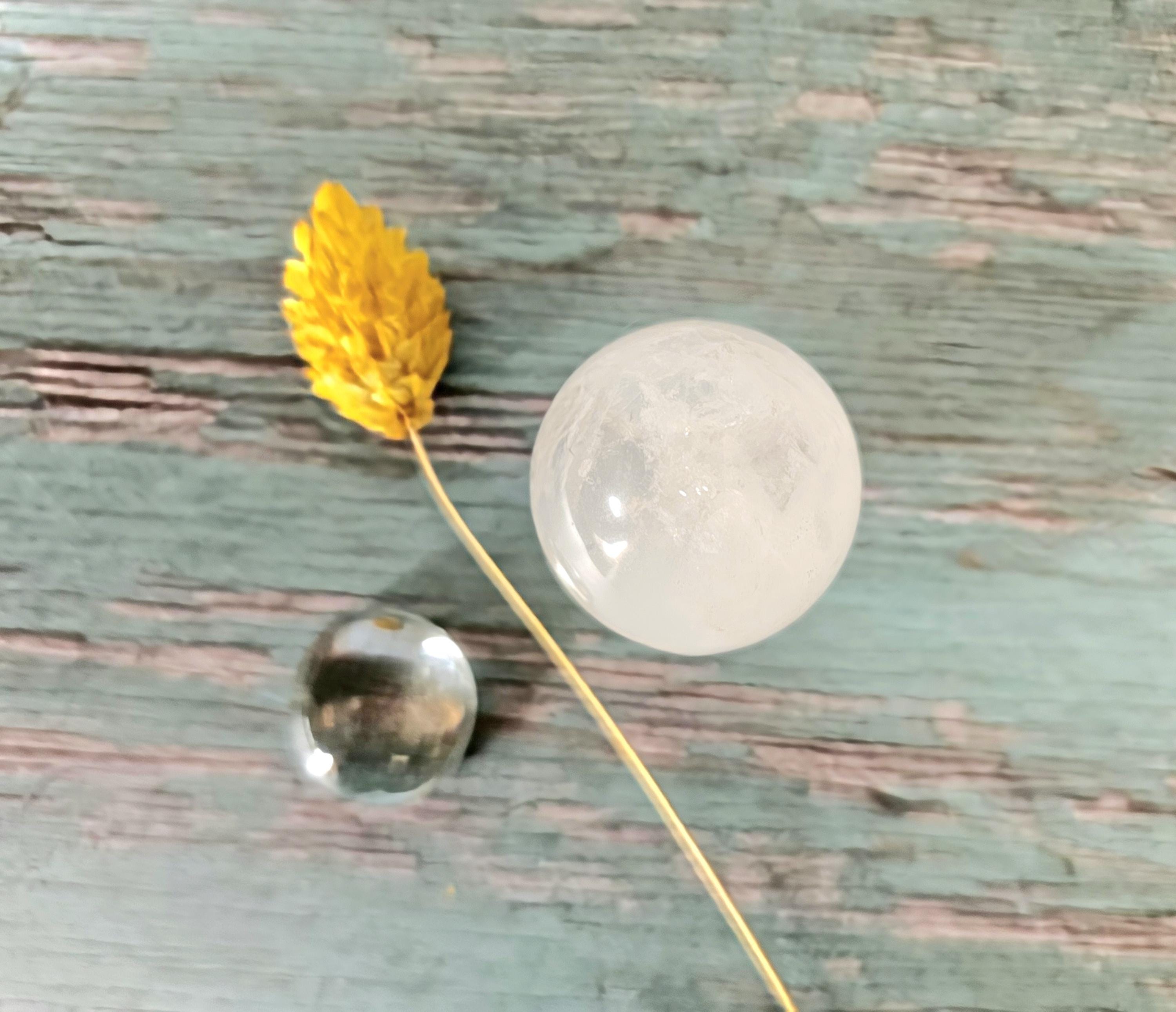 アクリルスタンド付きクリアクォーツ球、ロッククリスタルボール、3 cm