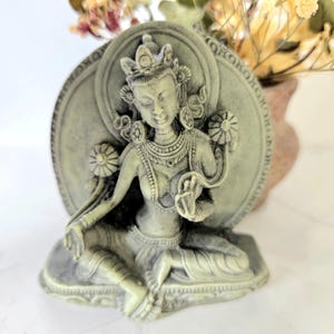 Minibeeldje groen Tara, beeldje groen hars Tara, beeldje Moeder van de bevrijding, Boddhisattva, Tibetaanse Moeder Aarde, 7,8 cm 3,07 in