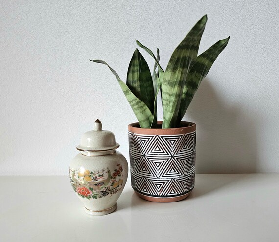 手作り、手描き蓋付き壺