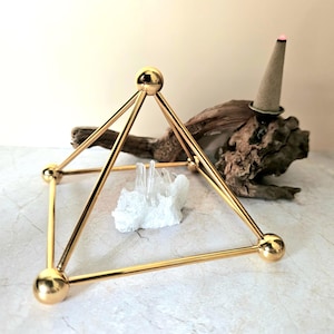 Pyramide, massives Messing mit 5 Kugeln, Hausharmonisierer Pyramide, Energetisierer Pyramide, Kristall Reinigung, Höhe 8.5 cm 3.35 in, Basis 9.5 cm 3.74 in