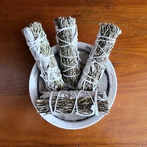 White Sage and Rosemary, Salvia apiana and Rosmarinus officinalis, one wildcrafted smudge stick, 11 cm, Offer 25g shamanic sand bag