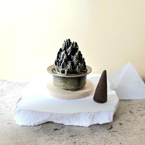 Mini queimador de cones de incenso, Mini porta-incenso, Queimador de incenso de chama, Porta-incenso em miniatura, latão, altura 4,7 cm 1,85 pol., OFERTA base de madeira