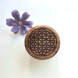 Młynek do ziół ołtarzowy, młynek do ziół z drewna, rzeźbiony młynek do ziół, czarodziejski młynek do ziół, 5,5 cm - 2,17 cala, drewno mango, Wicca, narzędzie ołtarzowe, 3 opcje Flower of Life
