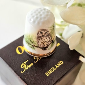 The Little Owl Thimble, Oakley England, Thimble Collectors Club, porcelain thimble, sewing thimble, Vintage with original box, 1985