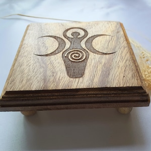 Goddess mini altar table, wood altar table, pagan altar table, witchy altar table, wicca altar table, mini altar display, 11.5cm - 4.53in
