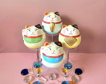 昭和レトロ 招き猫貯金箱 - 日本の招き猫置物、前足を上げている白い