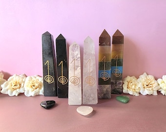 Obélisque en pierre précieuse, Tour de guérison gravée de symboles Reiki, Options : 7 chakras, Tourmaline noire, Quartz clair