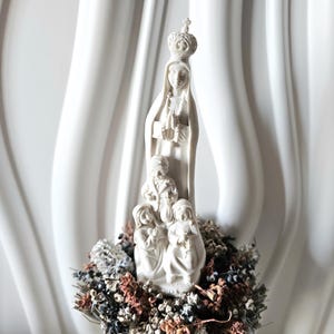 Estatua de Nuestra Señora de Fátima, Nuestra Señora de Fátima con los Tres Pastorcitos, Nossa Senhora de Fátima, marfinita, altura 14 cm 5,51 in