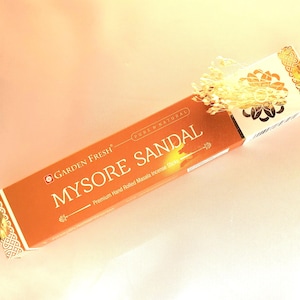 MYSORE SANDAL Räucherstäbchen, 3 Packungen mit je 15 g, Premium Masala-Räucherstäbchen, Agarbathi-Räucherstäbchen, handgerollter Weihrauch, umweltfreundlich