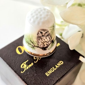 Den lilla ugglans fingerborg, Oakley England, Thimble Collectors Club, porslinsfingerborg, syfingerborg, Vintage med originalask, 1985