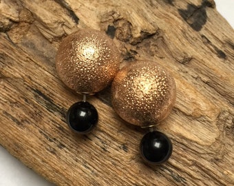 Boucles d'oreilles élégantes de style français en or et noir, clous double face avec perles à l'avant et à l'arrière.