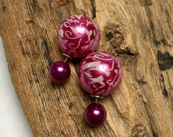 Boucles d'oreilles double face rose vif et violet avec motifs floraux. Perles à la française à l'avant et à l'arrière.