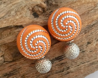 Paire de boucles d'oreilles oranges double face avec design en spirale, clous style devant et dos, France