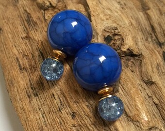 Boucles d'oreilles double face finition marbre bleu, clous à la française avec boules à l'avant et à l'arrière