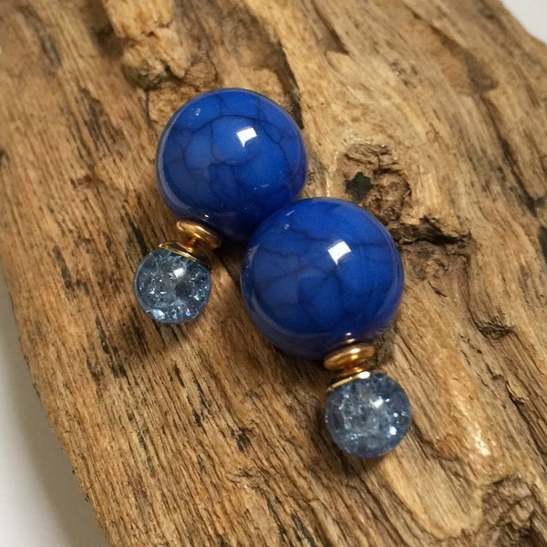 Boucles d'oreilles double face finition marbre bleu, clous à la française avec boules à l'avant et à l'arrière