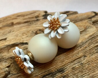 Elegant white double sided earrings with daisy flowers, front and back French style chic studs