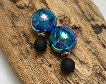 Élégante paire de boucles d'oreilles double face bleues et noires mates, clous d'oreilles à la française avec perles irisées à l'avant et à l'arrière