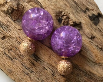 Boucles d'oreilles violettes et dorées à la française, clous double face avec 2 perles.