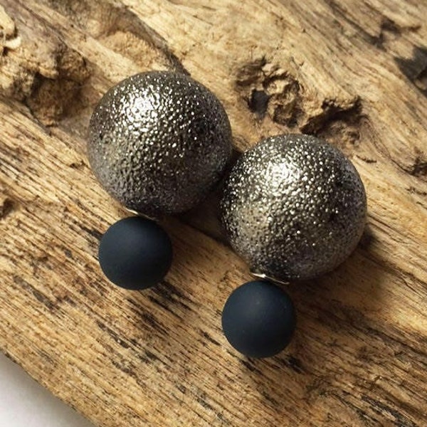 Classy French style anthracite grey and black earrings. Double sided studs with 2 pearls.