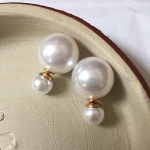 Belles et élégantes boucles d'oreilles double face en perles blanches de France, paire de clous d'oreilles en perles de style français image 3