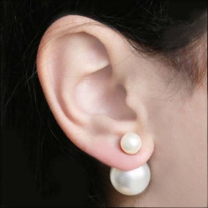 Belles et élégantes boucles d'oreilles double face en perles blanches de France, paire de clous d'oreilles en perles de style français image 2
