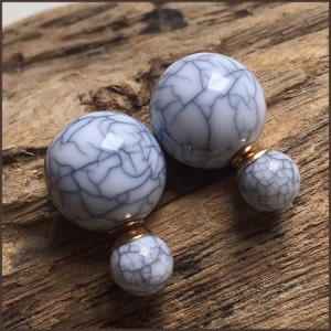 Double sided earrings with white marble finish, French style studs , boucles d'oreilles doubles finition marbre blanc