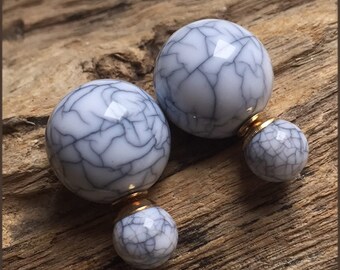 Double sided earrings with white marble finish, French style studs , boucles d'oreilles doubles finition marbre blanc