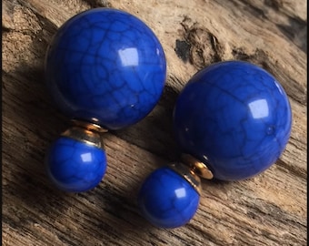 Double sided pearl earrings with blue marble finish, French style studs, boucles d'oreilles double perles finition marbre bleu