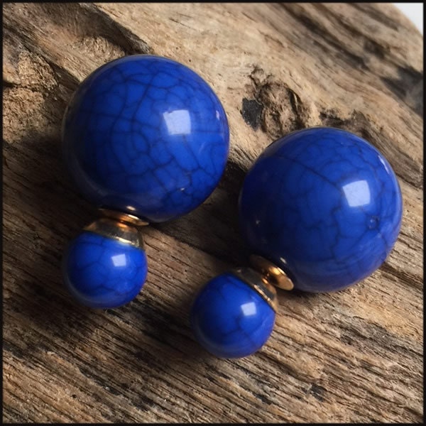 Double sided pearl earrings with blue marble finish, French style studs, boucles d'oreilles double perles finition marbre bleu