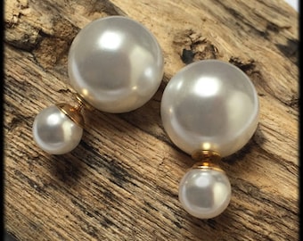 Belles et élégantes boucles d'oreilles double face en perles blanches de France, coppia di clous d'oreilles en perles de style français