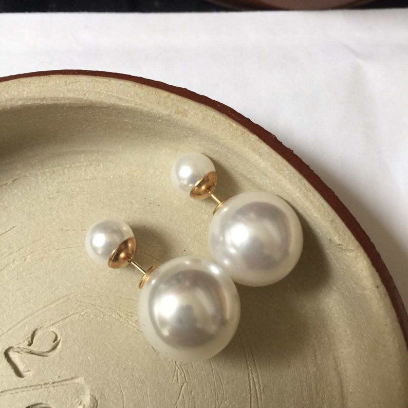 Belles et élégantes boucles d'oreilles double face en perles blanches de France, paire de clous d'oreilles en perles de style français image 4