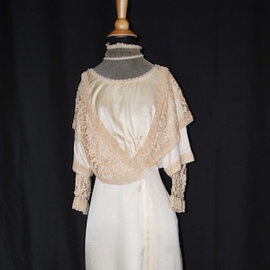 Edwardiaanse ivoorkleurige satijnen trouwjurk met kant op net, 1915-1918